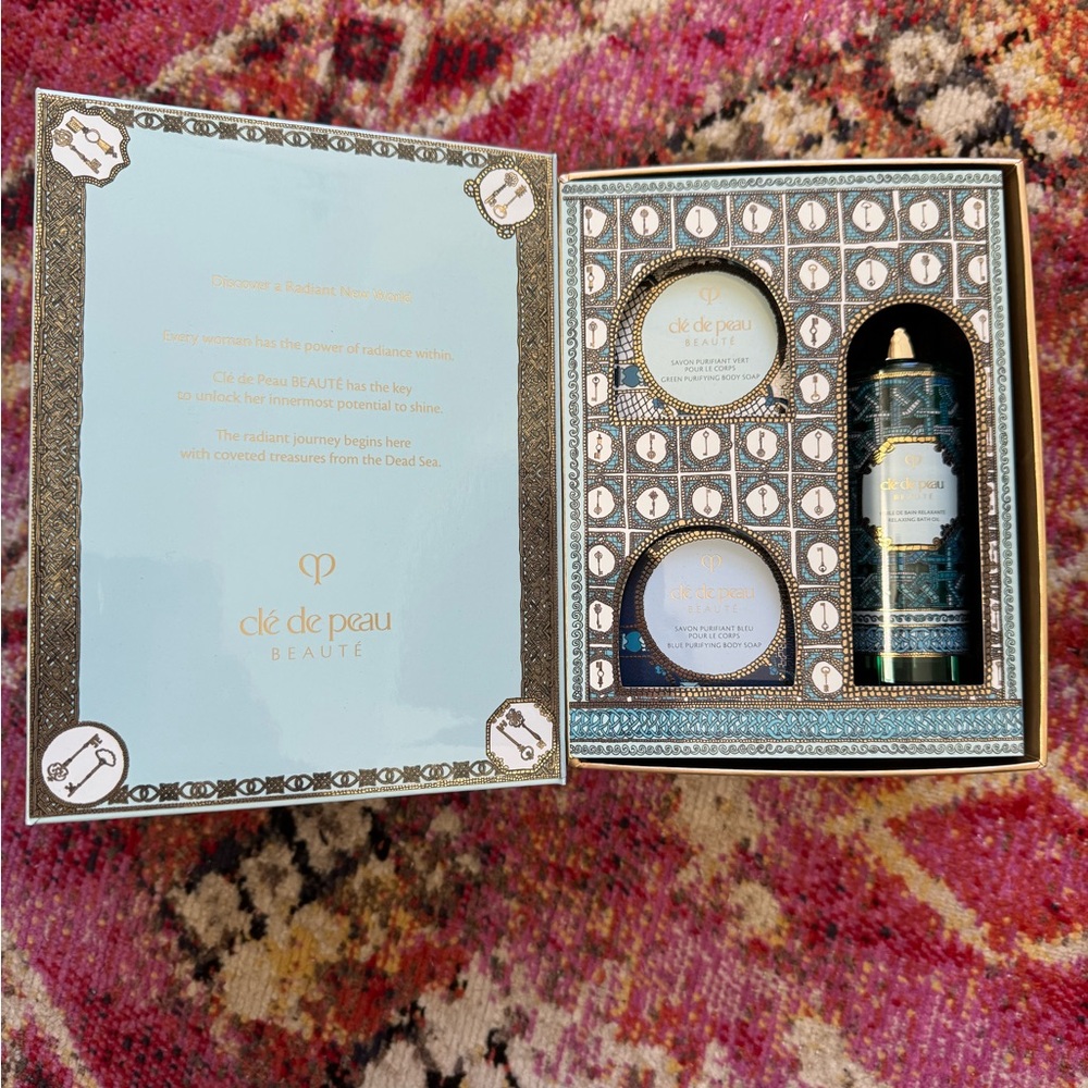 Cle De Peau Bath Set